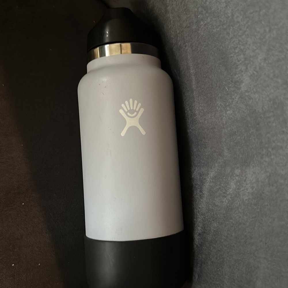 32 ounce hydro flask water bottle💜